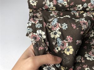 Fastvævet viscose - flot brun bund med blomster